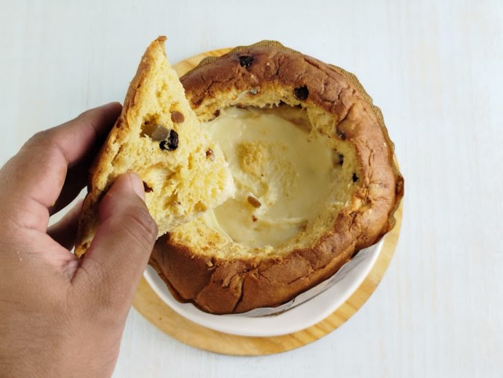 Creme branco adicionado e tampa do panetone para cobrir.