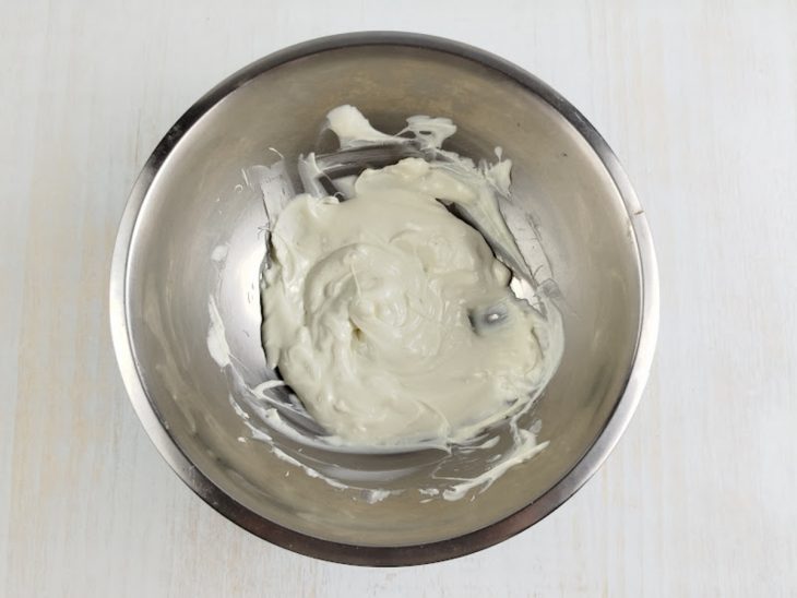 Chocolate branco derretido na tigela.