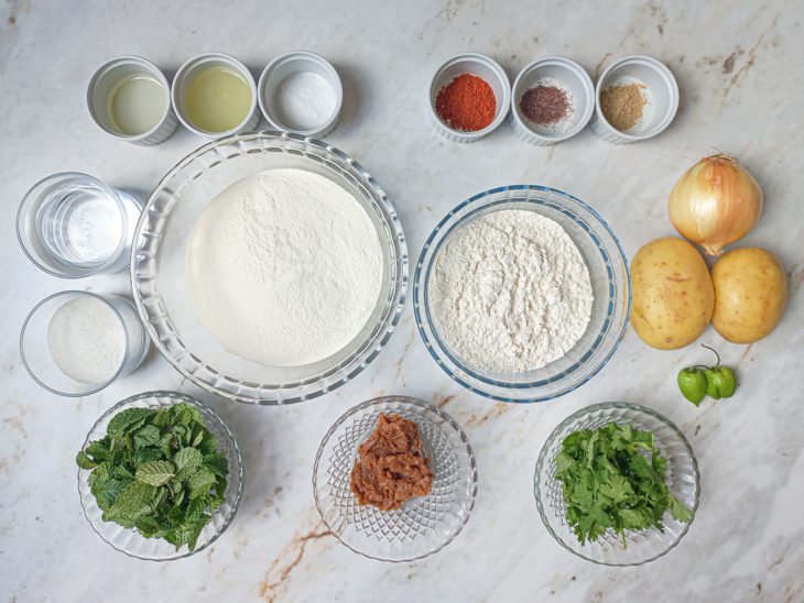 Ingredientes reunidos na bancada.