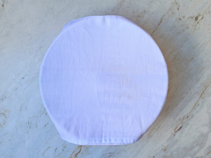 Tigela coberta com pano úmido.