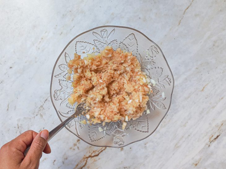 Em uma tigela, a batata com a cebola, o suco de limão, o sal, o chilli e o cominho.