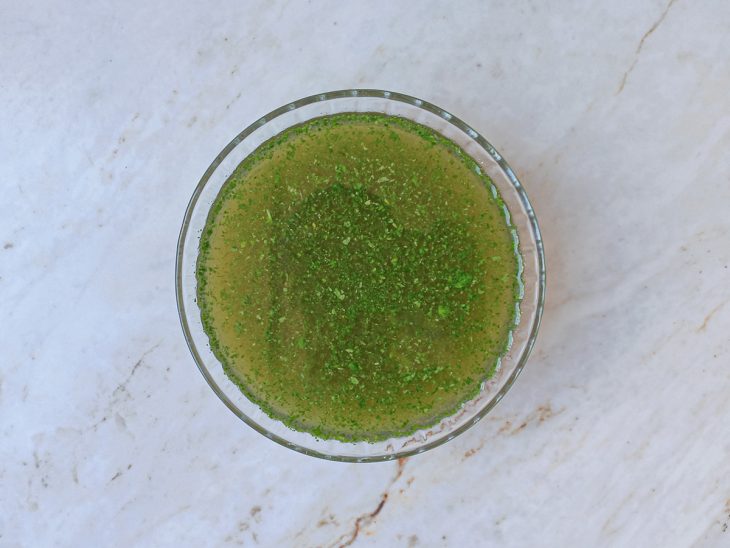 A hortelã, o coentro, as pimentas, o suco de limão, o cominho, o sal negro, o tamarindo e o açúcar batidos.