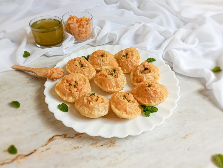 Pani puri pronta, servida em prato.