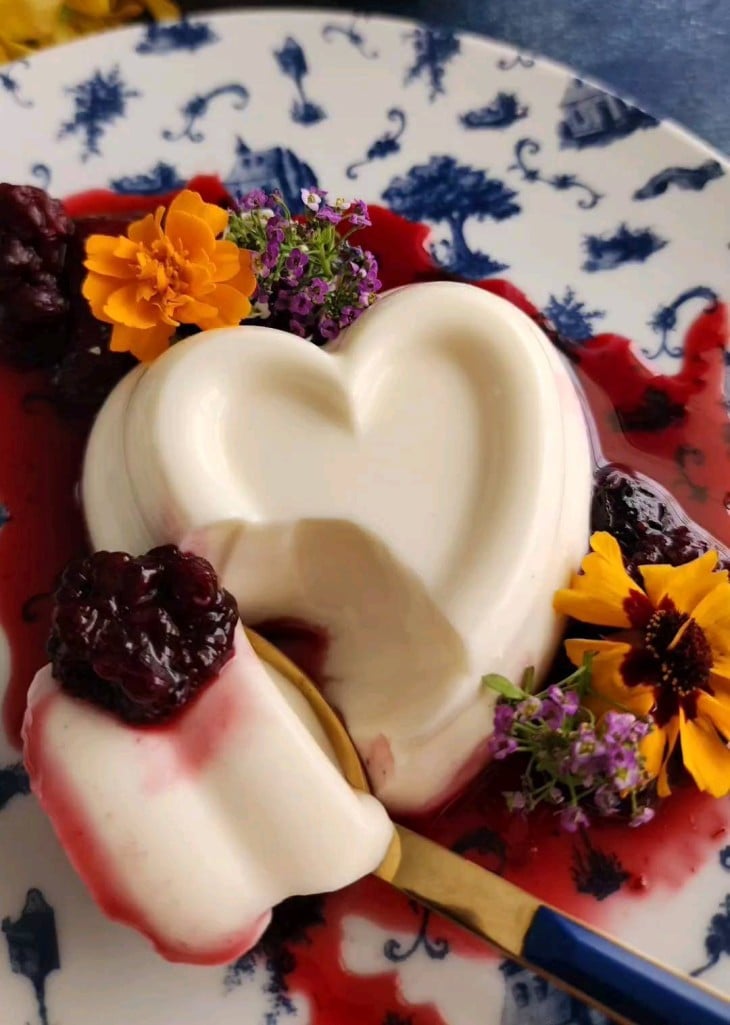 Panna cotta com frutas vermelhas