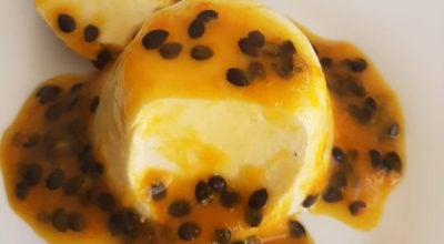 Panna cotta com calda de maracujá