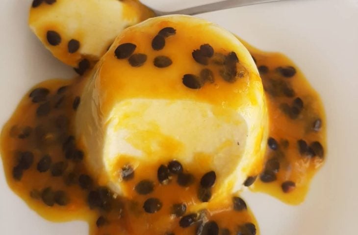 Panna cotta com calda de maracujá