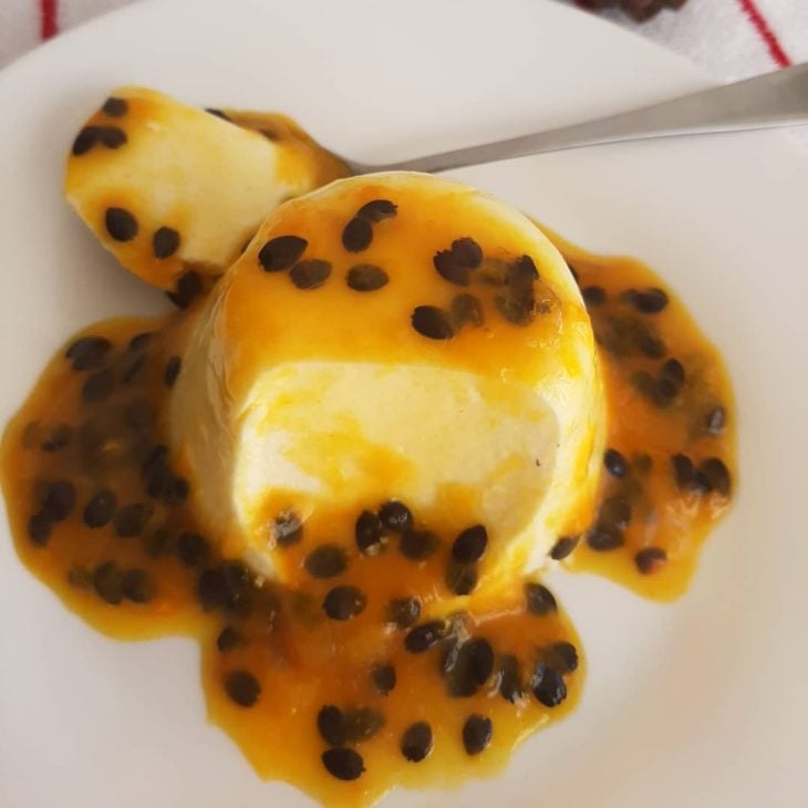 Panna cotta com calda de maracujá