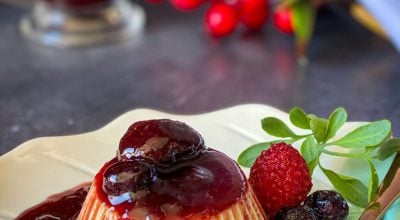 Panna cotta com calda de vinho e frutas vermelhas