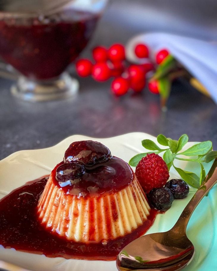 Panna cotta com calda de vinho e frutas vermelhas