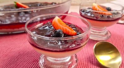 Panna cotta com geleia de frutas vermelhas