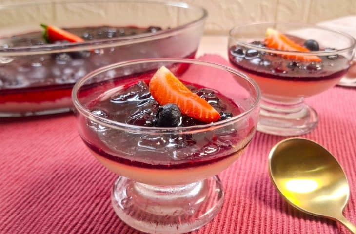Panna cotta com geleia de frutas vermelhas