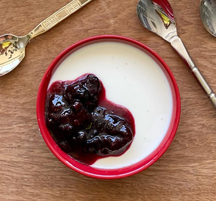 Panna cotta com geleia de mirtilos e morango