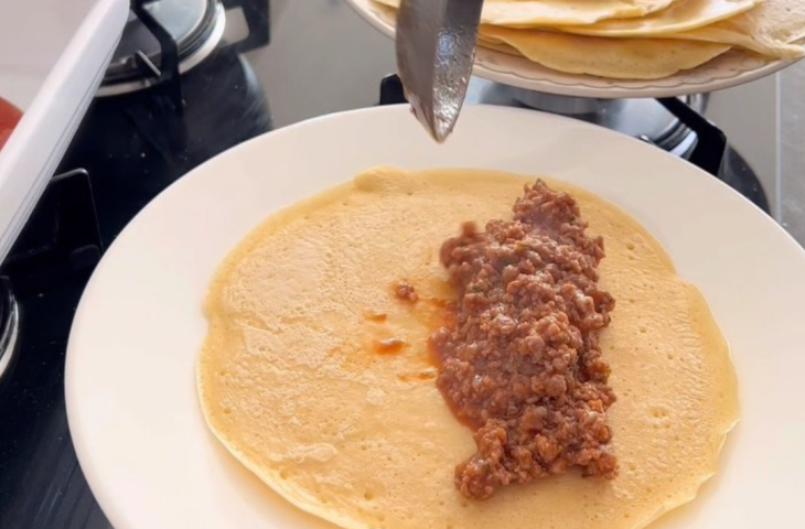 Panqueca à bolonhesa com queijo