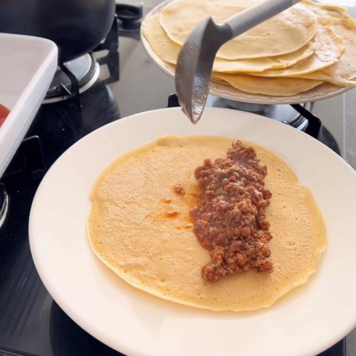 Panqueca à bolonhesa com queijo