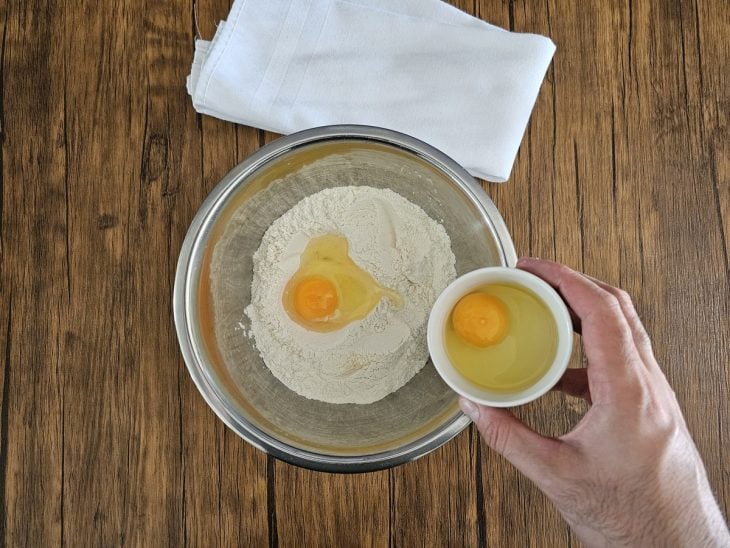 Um recipiente contendo a mistura dos ingredientes secos com os ovos.