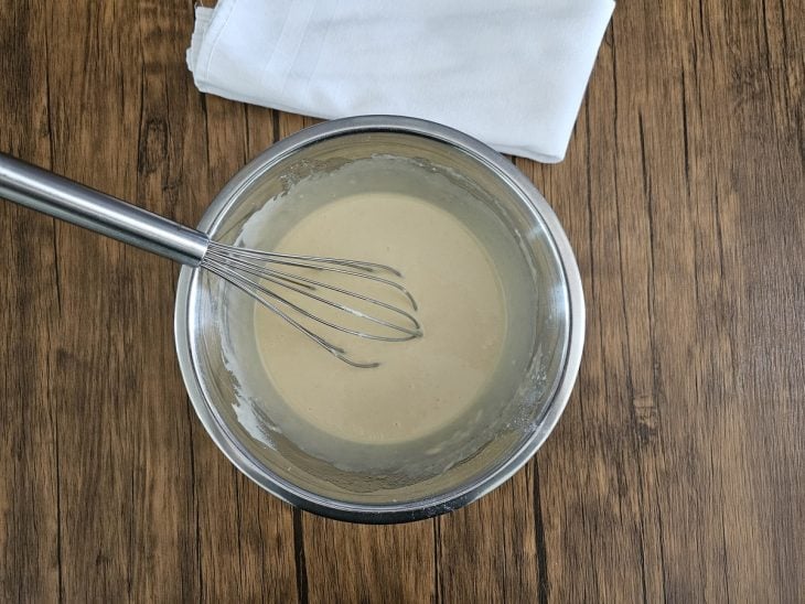 Um recipiente contendo uma massa líquida e homogênea.