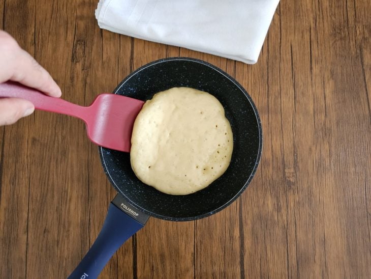 Uma frigideira contendo massa de panqueca americana.