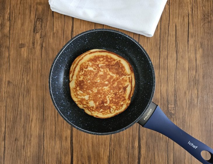 Uma frigideira contendo massa de panqueca americana.