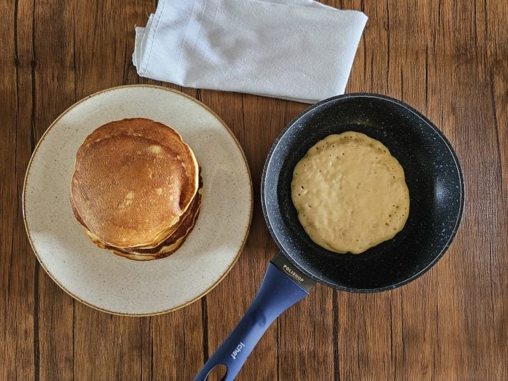 Uma frigideira contendo massa de panqueca americana.