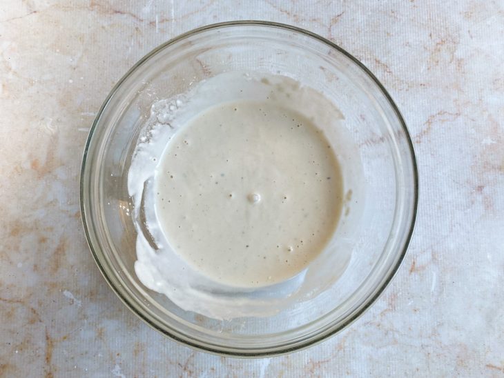 farinha de trigo e amido de milho misturados com água gelada.