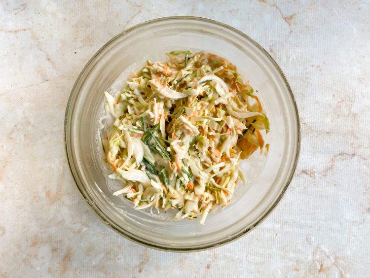 legumes cortados junto da mistura da massa de panqueca.