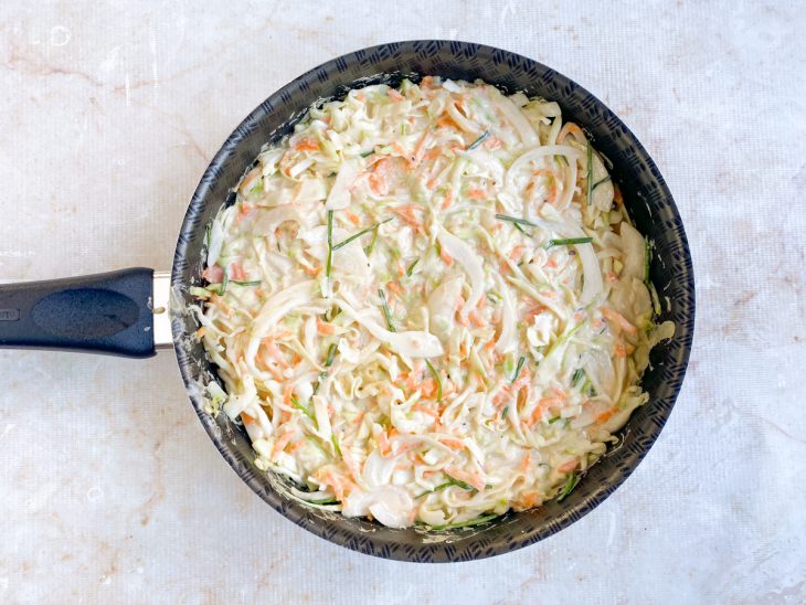 panqueca coreana na frigideira.