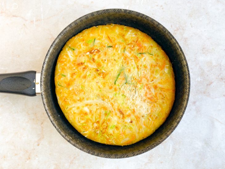panqueca coreana virada na frigideira.