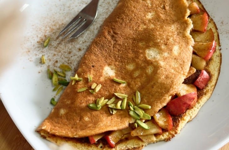 Panqueca de aveia com maçã caramelizada