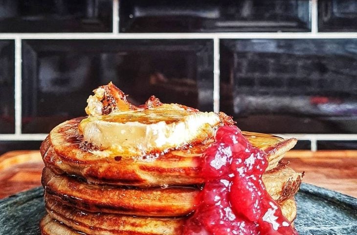 Panqueca de banana com brie e geleia