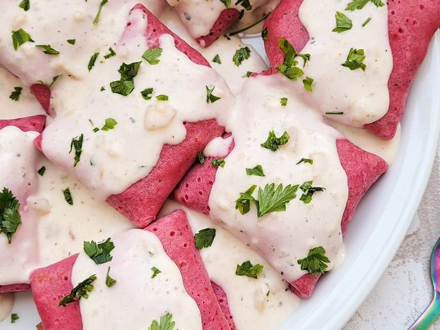 Panqueca de beterraba com molho branco