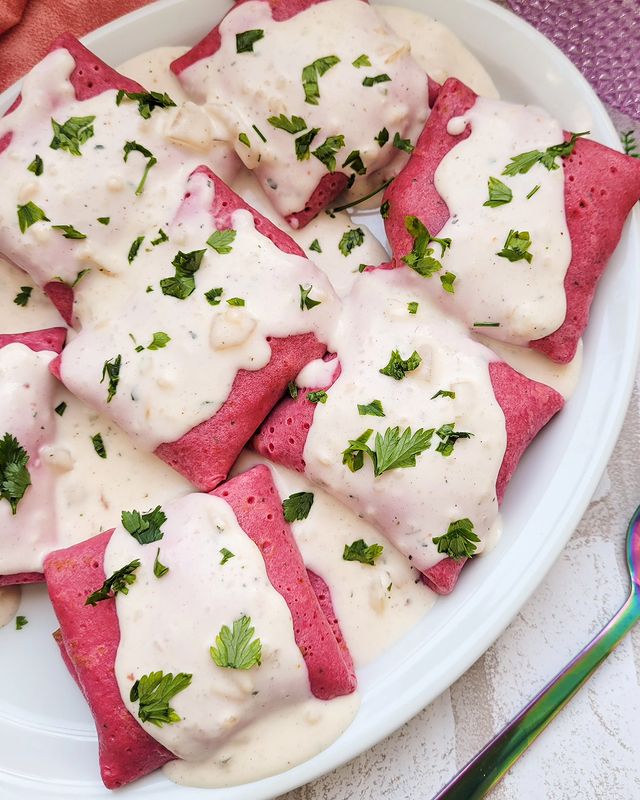 Panqueca de beterraba com molho branco