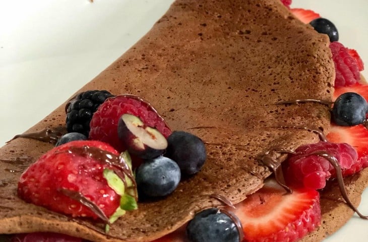Panqueca de cacau e frutas vermelhas