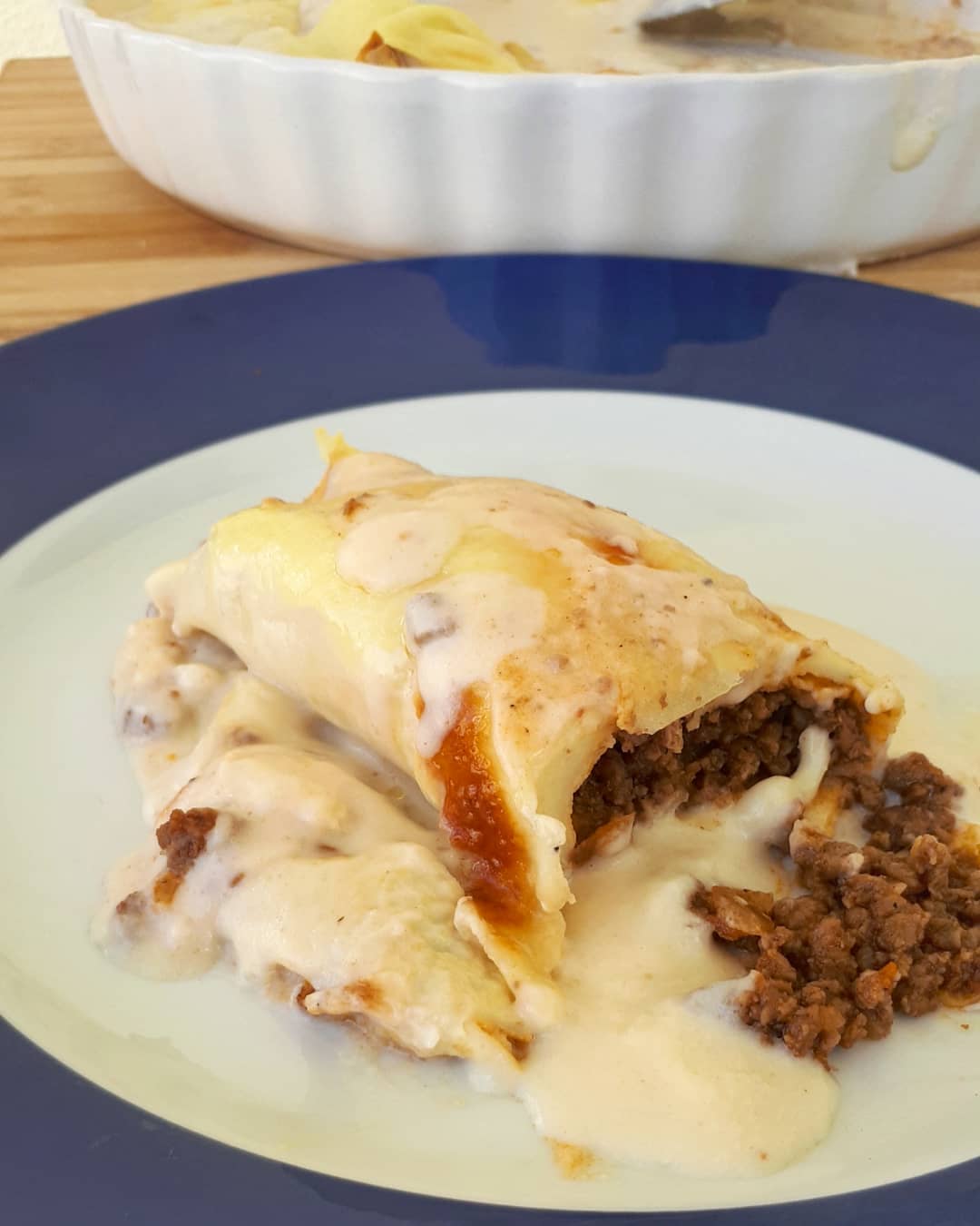 Panqueca de carne com molho branco