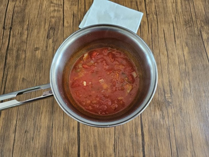 Uma panela contendo molho de tomate.