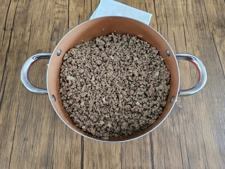 Uma panela contendo carne moída.