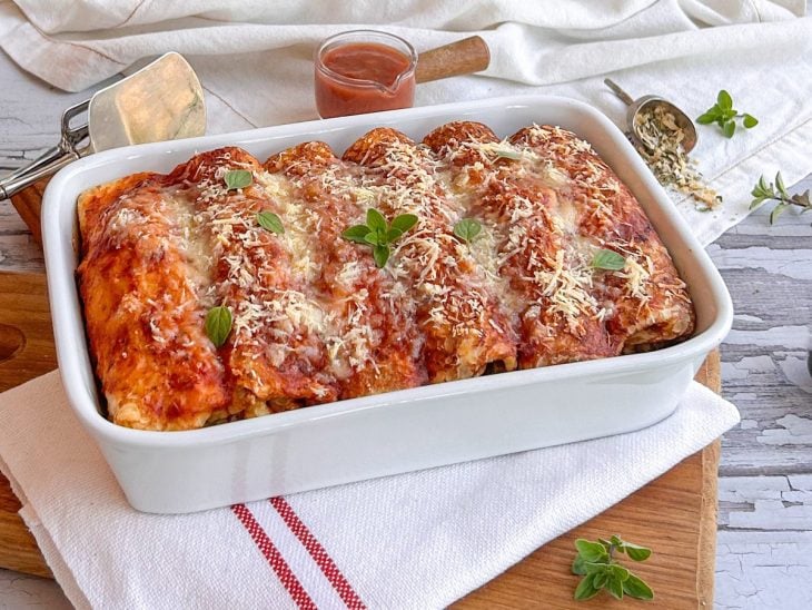 Panqueca de carne moída com requeijão pronta para consumo.
