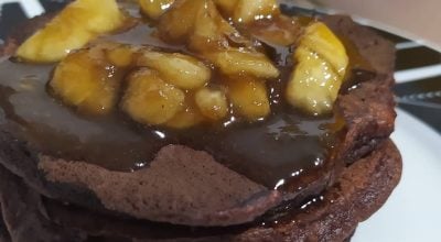 Panqueca de chocolate com calda de banana