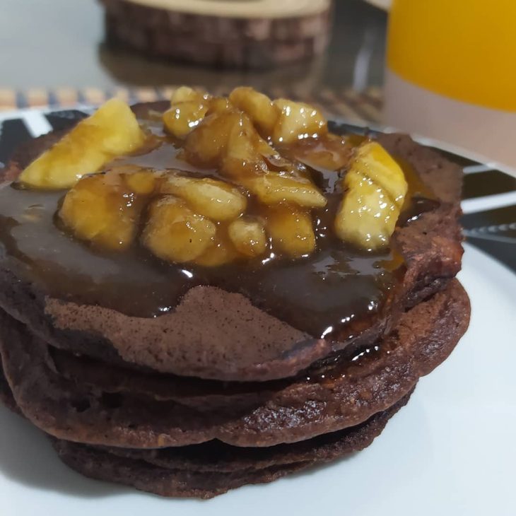 Panqueca de chocolate com calda de banana