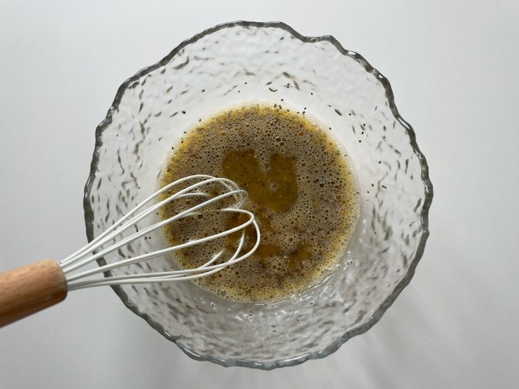 Ingredientes adicionados e incorporados aos ovos.