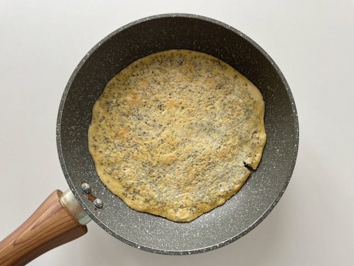 Panqueca totalmente cozida na frigideira.