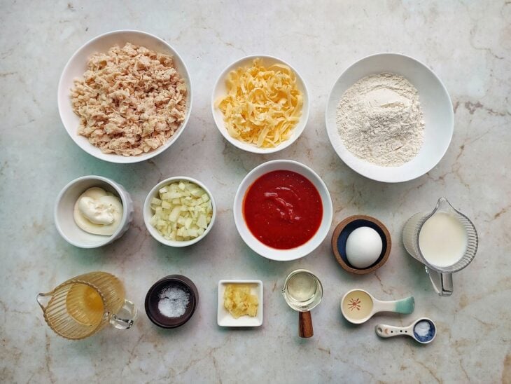 Ingredientes reunidos na bancada.