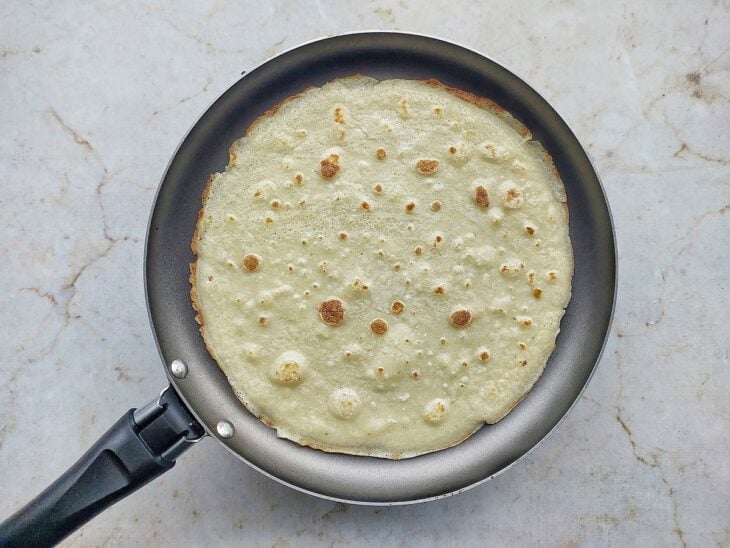 Panqueca virada, levemente dourada.