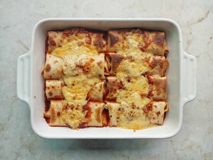 Panquecas saídas do forno, com o queijo gratinado.