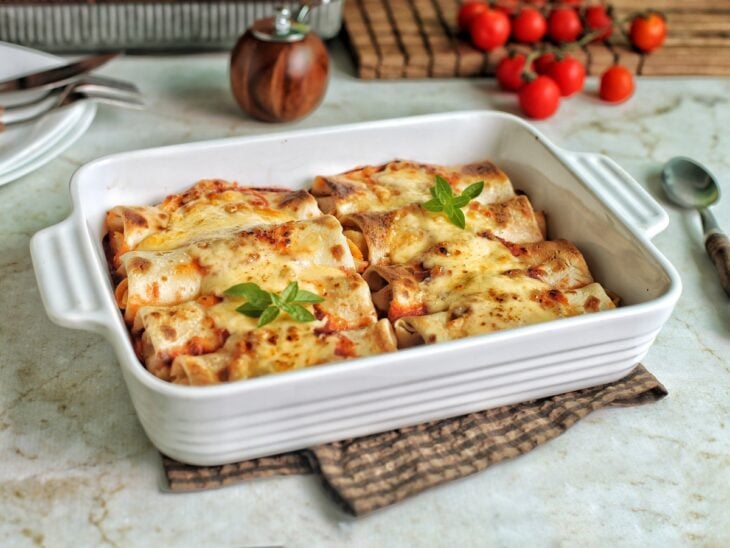 Panqueca de frango pronta e servida.