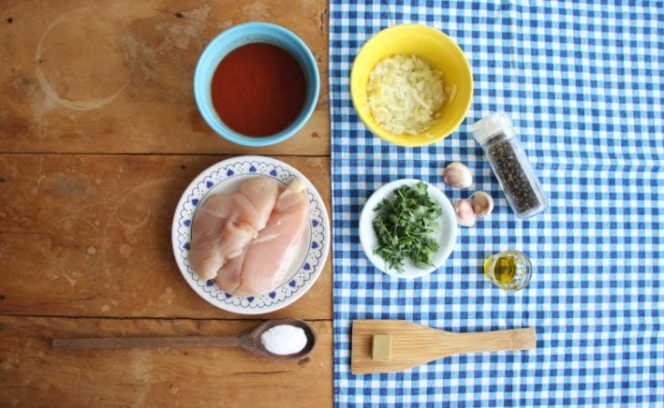 Ingredientes da panqueca de frango fácil reunidos na bancada.