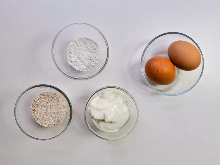 Ingredientes separados sobre a bancada.