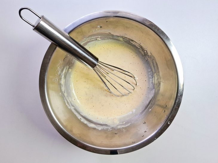 Ingredientes misturados pelo fouet.