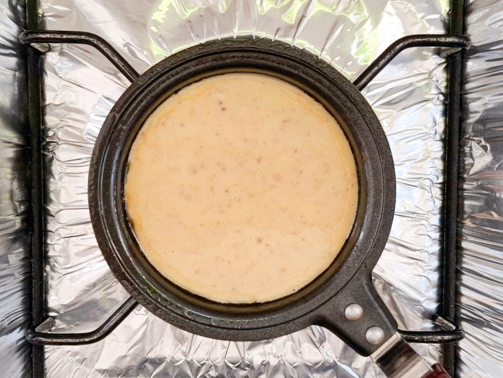 Massa de panqueca na frigideira.