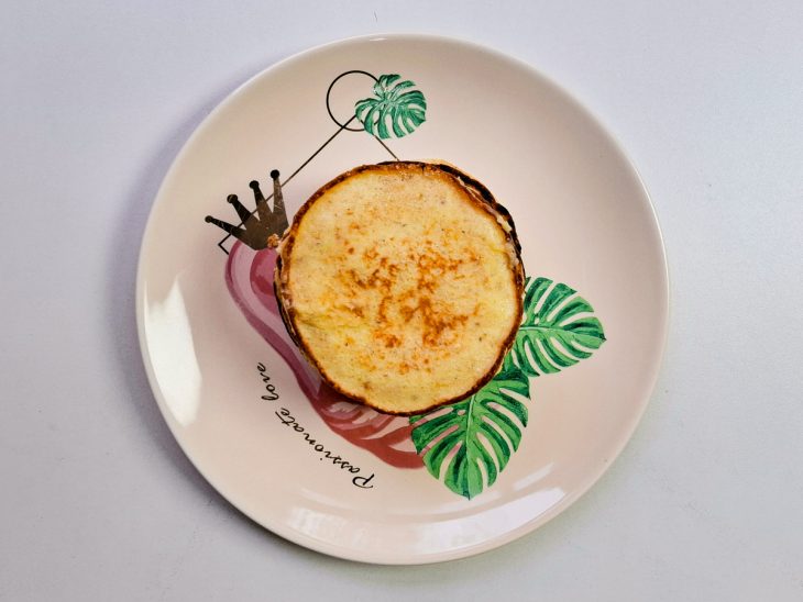 Massa de panqueca pronta em um prato.