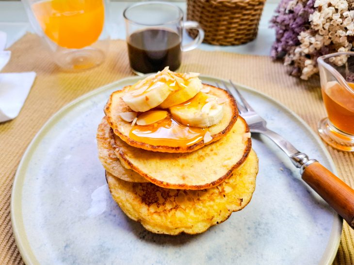 Panquecas de iogurte servidas com acompanhamento.